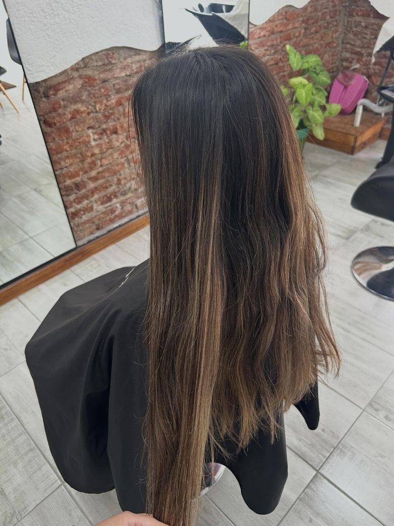 Antes del retoque de balayage: pelo castaño lacio con el balayage crecido
