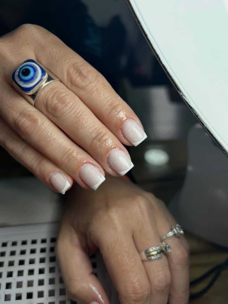 Kapping en acrílico: uñas cortas cuadradas con baby boomer