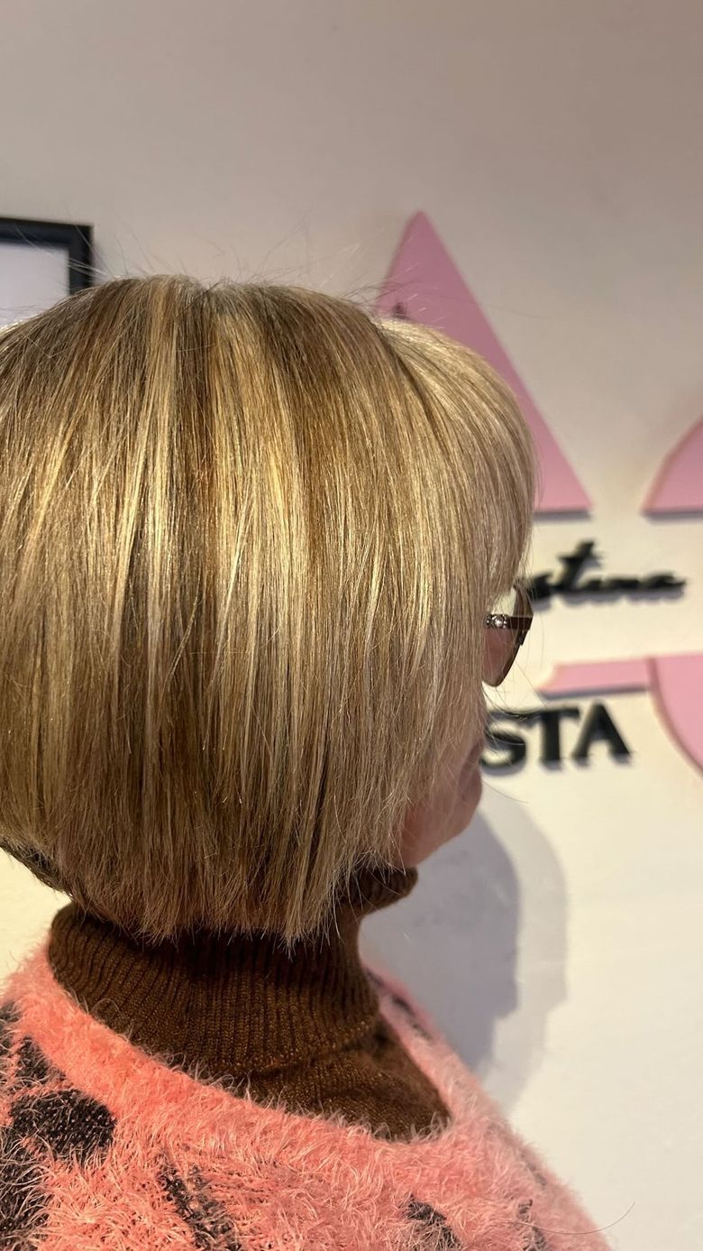 Corte bob en pelo rubio con reflejos, de espaldas