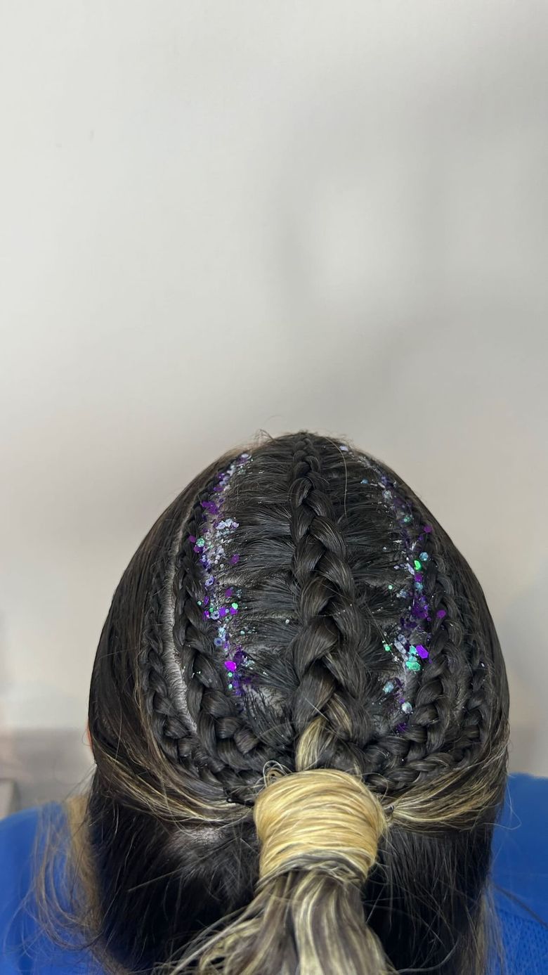 Trenzas cosidas con glitter violeta, vistas desde arriba