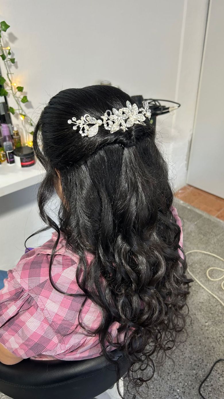 Peinado de fiesta: recogido con ondas y un tocado de flores plateadas