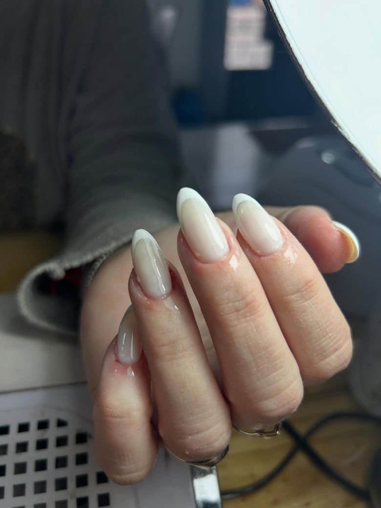 Semipermanente baby boomer, blanco lechoso, en uñas almendra largas